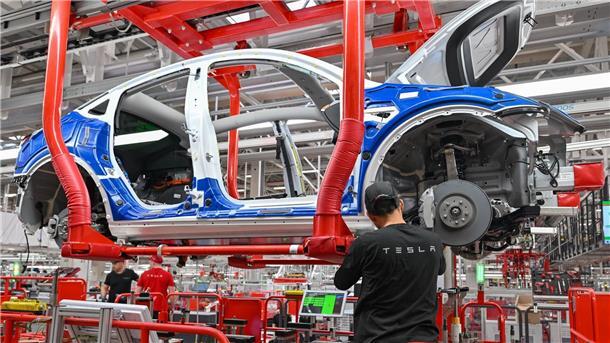 Tesla will Werk in Grünheide deutlich ausbauen Ein Mitarbeiter im Tesla-Werk in Grünheide an einer Fertigungslinie für Elektrofahrzeuge vom Typ Model Y.