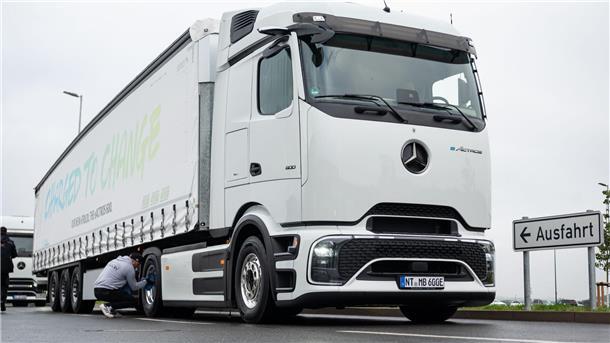 Daimler Truck: Serienversion von E-Lkw für Fernverkehr Ein Mitarbeiter putzt vor der Präsentation den neuen Fernverkehrs-Lkw „eActros 600“.