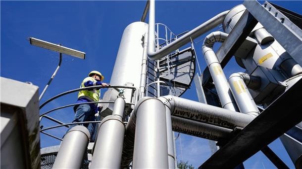 Gasspeicher-Füllstand knackt 100-Prozent-Marke Ein Mitarbeiter steht auf dem Gelände eines Gasspeichers auf einer Absorber-Anlage in Frankenthal.