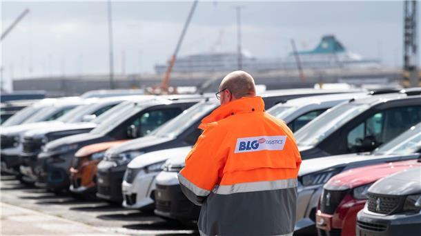 Autoumschlag in Bremerhaven ist Sorgenkind für BLG Ein Mitarbeiter steht auf dem Gelände vom BLG Autoterminal Bremerhaven.