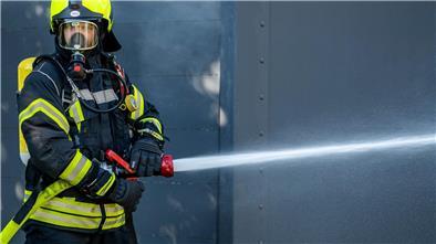 Ein Mitglied der Feuerwehr beim Löscheinsatz.
