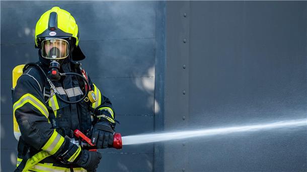 Ein Mitglied der Feuerwehr beim Löscheinsatz.