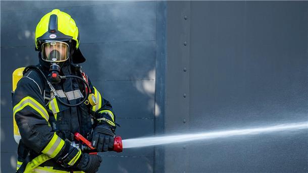 Ein Mitglied der Feuerwehr beim Löscheinsatz.