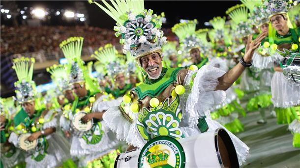 Ein Mitglied der Sambaschule Imperatriz Leopoldinense im Sambodrom in Rio.