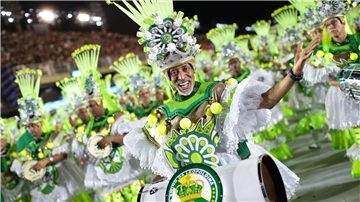 Ein Mitglied der Sambaschule Imperatriz Leopoldinense im Sambodrom in Rio.
