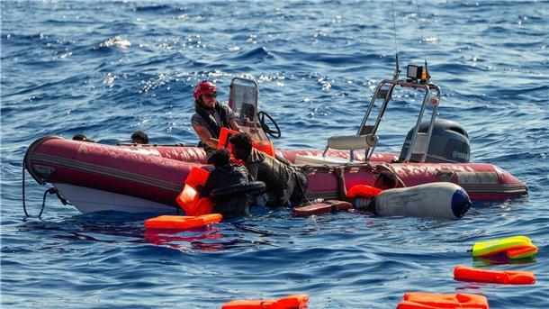 Gewerkschaft der Polizei: Schleuser immer brutaler Ein Mitglied der spanischen Nichtregierungsorganisation Open Arms rettet geflüchtete Menschen aus dem Mittelmeer, nachdem ihr Holzboot südlich der italienischen Insel Lampedusa gekentert ist.