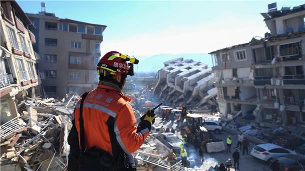 Antakya - die Stadt, die es nicht mehr gibt Ein Mitglied eines chinesischen Such- und Rettungsteams steht in Antakya.