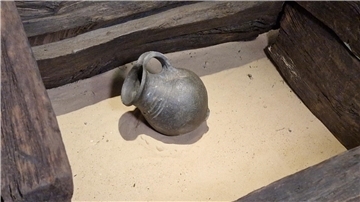 hölzerner Brunnen in Kastenbauweise aus Lehe