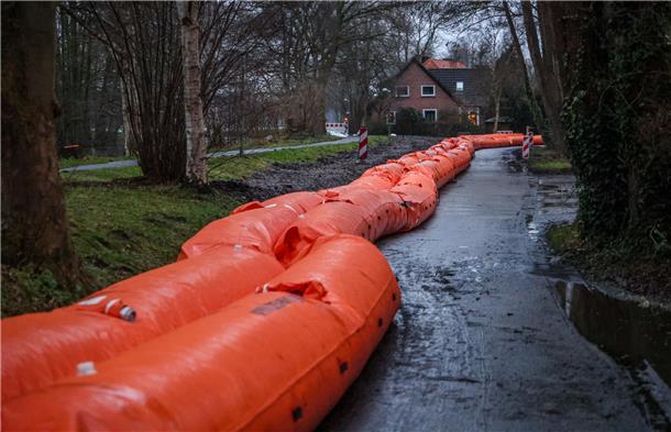 Ein mobiler Hochwasserschutz liegt am Deich der Wörpe in Lilienthal.