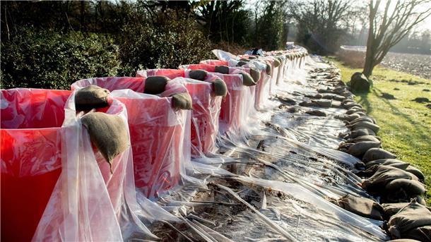 Behrens: Müssen weitere Deichschutzsysteme anschaffen Ein mobiles Deichsystem steht auf einem Weg auf dem Parkfriedhof.