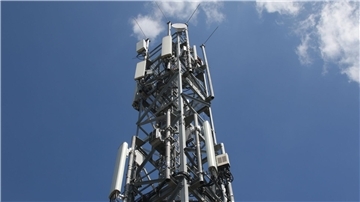 Ein Mobilfunkmast mit Antennen für den Funkstandard 5G (oben) und für LTE/4G (unten).