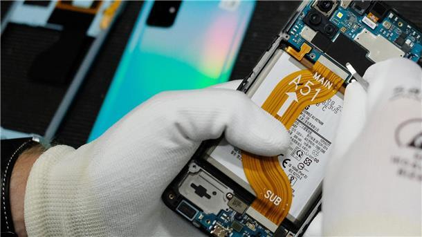 EU-Energielabel zeigt künftig auch Handy-Reparierbarkeit an Ein Mobiltelefon wird in einer Werkstatt repariert.
