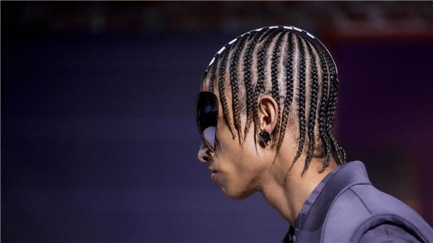Bilder des Tages Ein Model präsentiert bei der Fashion Week in Paris eine Kreation von Louis Vuitton.