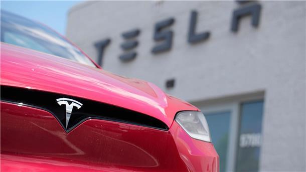 Ein Model X von Tesla steht vor einem Tesla-Händler. Der langjährige Finanzchef des Unternehmens ist überraschend zurückgetreten.