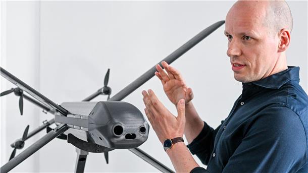 Das tut sich in Deutschlands Waffenbranche Ein Modell der HX-2-Drohne von Helsing, daneben der Mitgründer und Co-Firmenchef Gundbert Scherf.