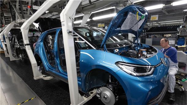 Autobranche vor IAA unter Druck: Die Sorgen der Konzerne Ein Modell der neuen Generation des ID.3 wird im Werk von Volkswagen in Zwickau montiert.