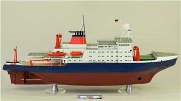 Ein Modell des Forschungseisbrechers "Polarstern" gibt den Forschern am Schifffahrtsmuseum Rätsel auf.