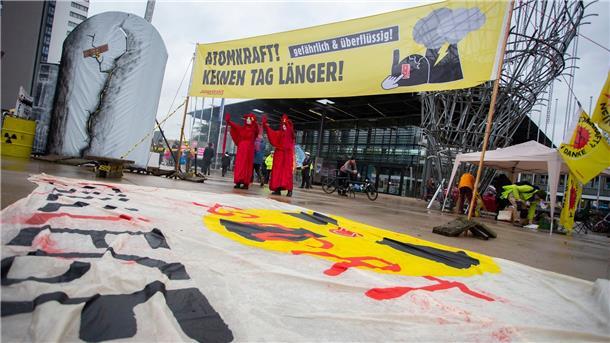 Grüne unterstützen Einsatzreserve für Atomkraftwerke Ein Modell eines Atomkraftwerks und ein Banner mit der Aufschrift „Atomkraft! gefährlich & überflüssig! Keinen Tag länger!“ steht vor Beginn des Bundesparteitags der Grünen in Bonn vor dem World Conference Center.