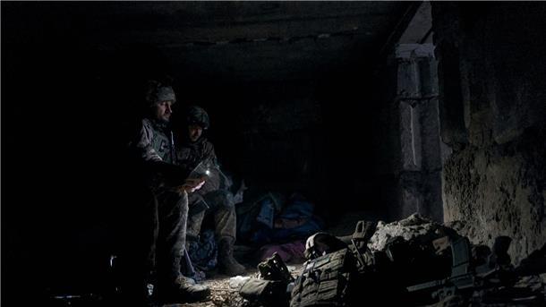 Krieg gegen die Ukraine: So ist die Lage Ein Moment der Rast: Ukrainische Soldaten ruhen sich in einem Unterstand in der Nähe von Bachmut aus.