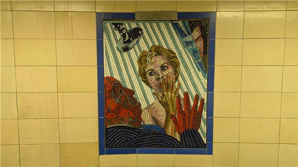 125. Geburtstag von Alfred Hitchcock - In London fing es an Ein Mosaik in der Londoner U-Bahnstation Leytonstone zeigt Regisseur Alfred Hitchcock, der Schauspielerin Janet Leigh eine Regieanweisung beim Film zu „Psycho“ gibt. Im Hintergrund ist Anthony Perkins zu sehen.