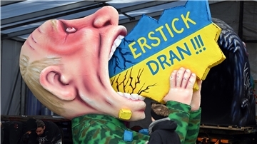 Ein Motivwagen mit dem russischen Präsidenten Putin, der die Ukraine schluckt. Nicht lustig, aber ein bisschen was Wahres ist dran ...