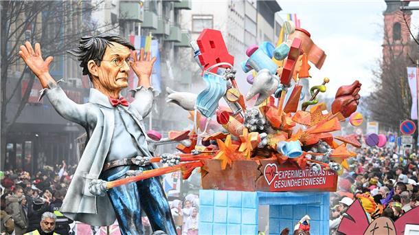 Rosenmontagszüge in Köln, Düsseldorf und Mainz unterwegs Ein Motivwagen nimmt Bundesgesundheitsminister Karl Lauterbach beim Mainzer Rosenmontagszug aufs Korn.