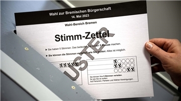 Ein Muster von einem Stimmzettel für die Wahl zur Bremischen Bürgerschaft wird  in eine Wahlurne geworfen. Jetzt, zwei Wochen vor der Wahl,  wurde eine neue Umfrage veröffentlicht. 