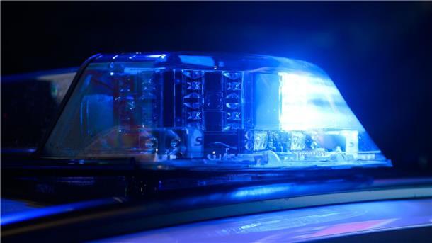 Brisante Lage: Bewaffneter in Braunschweiger Geschäft Ein mutmaßlich bewaffneter Streit unter jungen Männern hat einen größeren Polizeieinsatz ausgelöst. (Symbolbild)