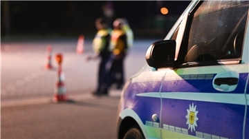 Ein mutmaßlicher Drogenkurier ist mit Amphetamin im Wert von rund 400.000 Euro auf der A30 nahe der deutsch-niederländischen Grenze  erwischt worden. (Symbolbild)
