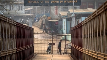 Ein Myanmarese blickt an der Grenze zwischen Indien und Myanmar in Richtung der indischen Seite.