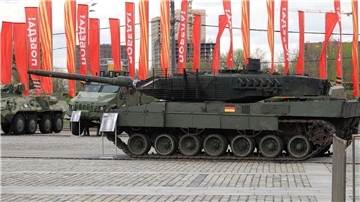 Ein nach russischen Angaben in der Ukraine erbeuteter deutscher Leopard-2-Kampfpanzer wird bei der Kriegstrophäen-Schau in Moskau gezeigt.