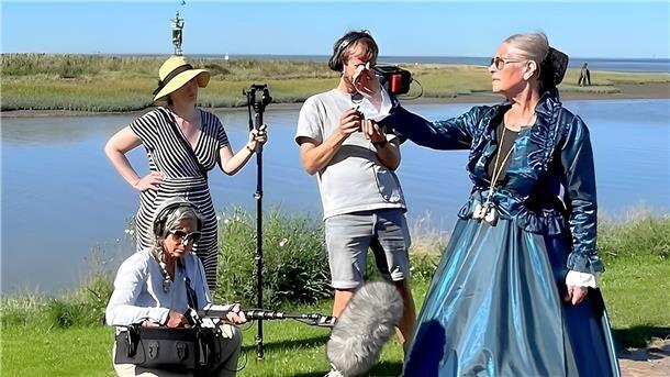 Fernsehteam filmt Frau