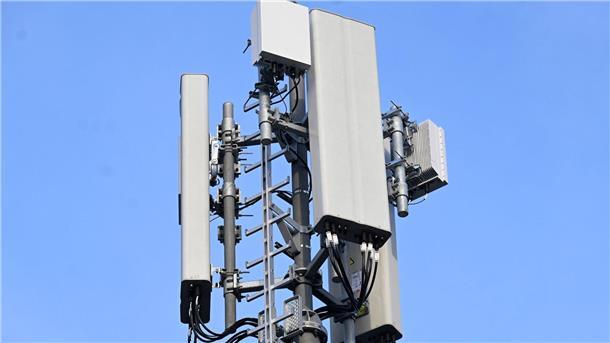 Vodafone startet im begrenzten Umfang mit 5G-Telefonaten Ein neuer 5G-Mobilfunkmast von Vodafone auf einem Hochhaus in Düsseldorf.