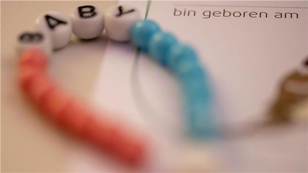 Hebammen üben komplexe Geburten und Notfälle im Labor Ein neues Kettchen für ein Baby liegt im Kreißsaal einer Klinik bereit.