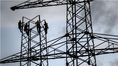 Ein nicht mehr benötigter Freileitungsmast der alten Bestandsleitung wird abgebaut.