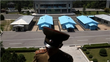 Ein nordkoreanischer Soldat vor einem Gebäudekomplex auf der südkoreanischen Seite der Grenze in der demilitarisierten Zone (DMZ).