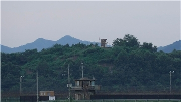 Ein nordkoreanischer Wachposten (hinten) und ein südkoreanischer Wachposten (vorne) an der innerkoreanischen Grenze.