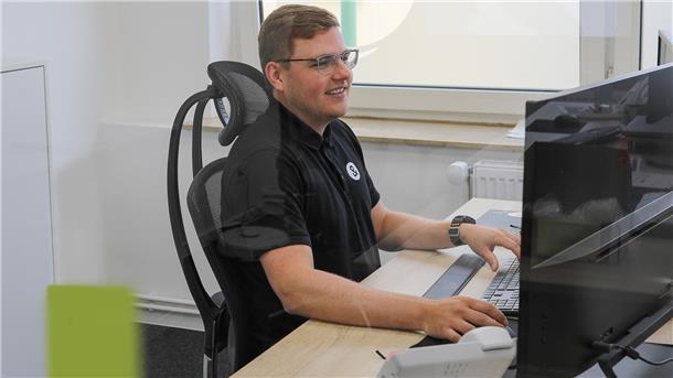 Vom Schreibtisch mit Laptop zum Unternehmen mit 20 Mitarbeitern Mann am PC