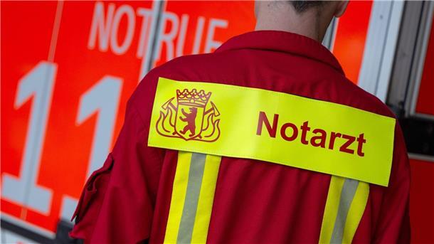 Junge vor Grundschule von Auto erfasst und schwer verletzt Ein Notarzt steht nach einem Einsatz an einem Rettungswagen.