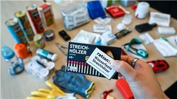 Ein Notfallpaket aus der Krisenvorsorge mit typischen Bestandteilen wie Streichhölzern, Radio, Taschenlampe, Wasser, Konserven, Erste-Hilfe-Set, Feuerzeug, Hygieneartikeln, Handschuhen, Akkus und Batterien liegt beim Deutschen Roten Kreuz DRK. 