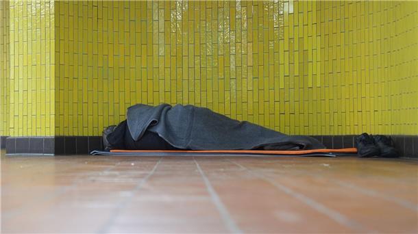 Jeder Fünfte von Armut oder sozialer Ausgrenzung bedroht Ein Obdachloser liegt in seinem Schlafsack in einer U-Bahnstation in der Hamburger Innenstadt. 17,7 Millionen Menschen waren 2023 in Deutschland von Armut oder Ausgrenzung bedroht.