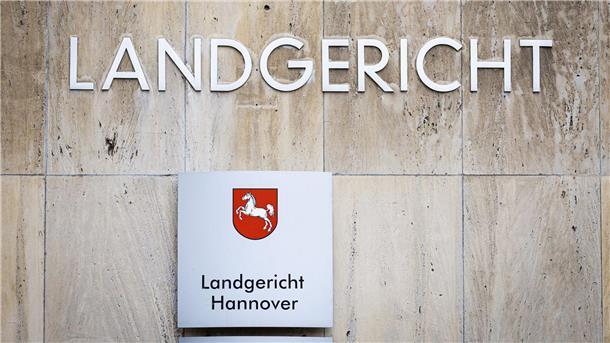 Mann soll Obdachlosen erstochen haben - Prozess beginnt Ein Obdachloser sitzt leblos und mit Stichverletzungen auf einer Parkbank im Stadtwald - jetzt kommt der mutmaßliche Täter vor Gericht. (Symbolbild)