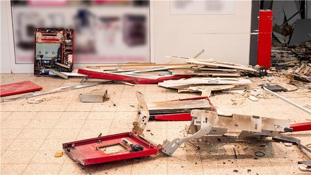 Ein oder mehrere Täter haben in der Nacht zu Montag zwei Geldautomaten gesprengt und dabei Geld erbeutet.