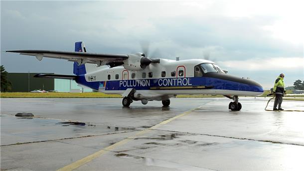 Ein Ölüberwachungsflugzeug vom Typ Dornier Do 228 startet auf dem Marinefliegerhorst MFG 3 in Nordholz (Kreis Cuxhaven) zum einem Kontrollflug über die Nordsee.
