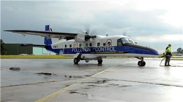 Ein Ölüberwachungsflugzeug vom Typ Dornier Do 228 startet auf dem Marinefliegerhorst MFG 3 in Nordholz (Kreis Cuxhaven) zum einem Kontrollflug über die Nordsee.