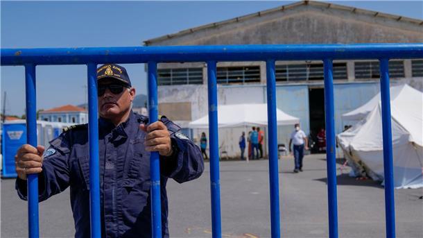 Ein Offizier der Küstenwache am Eingang des Flüchtlingslagers nahe Athen.