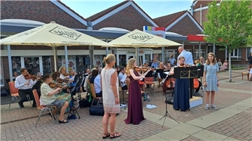 Ein Open-Air-Konzert der besonderen Art: Das Nordsee-Sinfonieorchester bescherte den Besucherinnen und Besuchern im Lindenhofzentrum einen wahren Ohrenschmaus. 