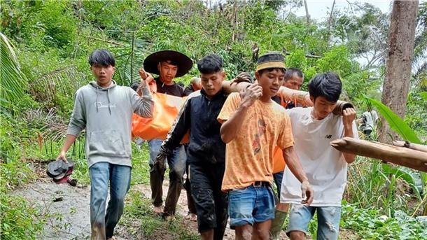 Erdrutsche nach Starkregen: Mindestens 14 Tote in Indonesien Ein Opfer wird geborgen: Bei Erdrutschen auf der indonesischen Insel Sulawesi sind mehrere Menschen ums Leben gekommen.