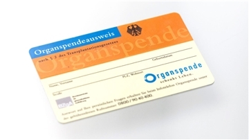 Ein Organspendeausweis. Im Laufe des Jahres soll ein Organspende-Register online gehen, in dem man seine Entscheidung hinterlegen kann.