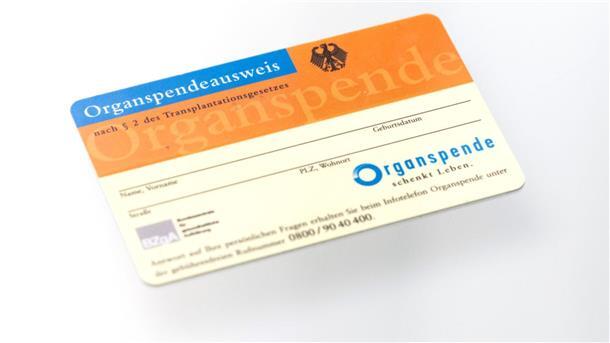 Zahl der Organspenden im Norden 2023 gestiegen Ein Organspendeausweis spiegelt sich in einem Glastisch.
